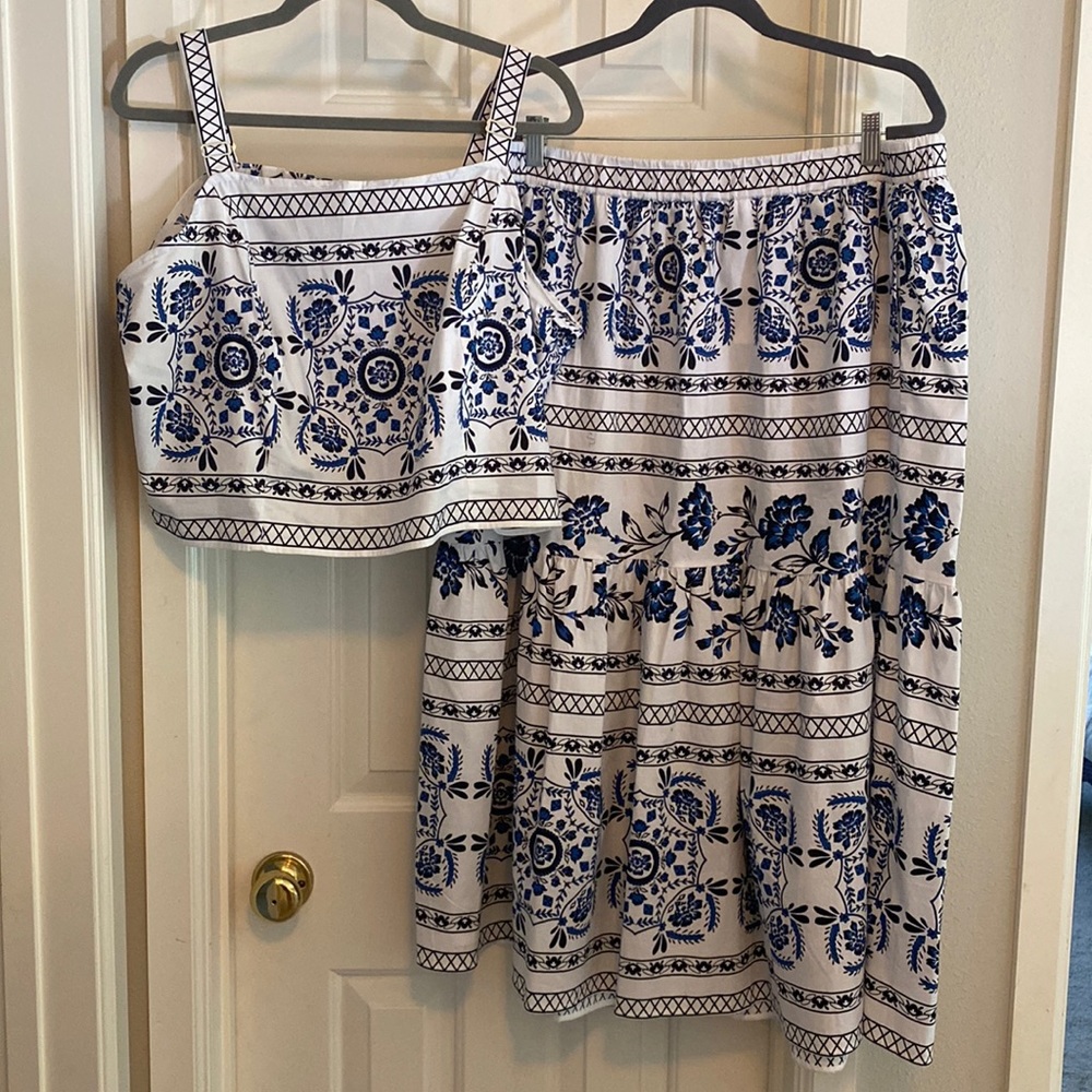 2 pieces. Blue and white cotton floral. Pockets in skirt.